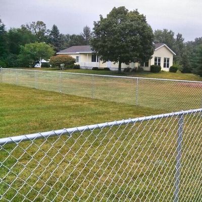 Galvanized Chain Link Fence, Hot dip Galvanized 6ft chain link fencing top with barbed wire